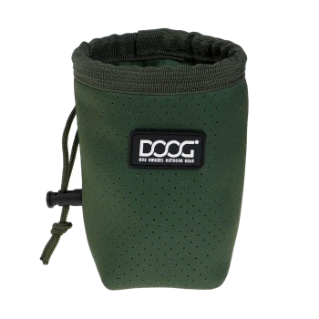 Grüner Hundeleckerli-Beutel mit Kordelzugverschluss, mit einem schwarzen DOOG-Logo, das "DOG OWNERS OUTDOOR GEAR" liest.