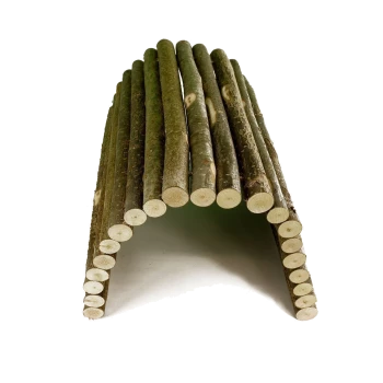 Holztunnel für kleine Haustiere, aus natürlichen Stämmen gefertigt, mit einem gebogenen Design und glatten Enden für sicheres Spielen.