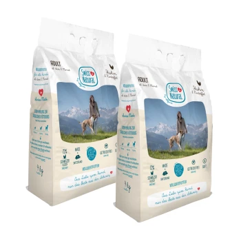Soft Junior Huhn und Kartoffel 2x4 kg Zwei Säcke Swiss Natural Hundefutter für Erwachsene, jeweils 4 kg, mit einer Frau und einem Hund in einer bergigen Landschaft.