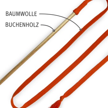 Katzenangel aus Buchenholz mit orange geflochtener Baumwollschnur und Quaste, beschriftet mit 'BAUMWOLLE' und 'BUCHENHOLZ'
