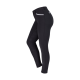 Schwarze Reitleggings mit einem Netzpaneel an der Seite und reflektierenden Streifen am Bund, vor einem weißen Hintergrund präsentiert.