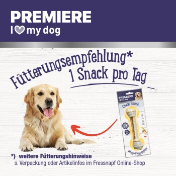 Ein Golden Retriever sitzt neben einer Kaustangenverpackung mit der Aufschrift "PREMIERE Kaustange." Der Text lautet "Fütterungsempfehlung* 1 Snack pro Tag."