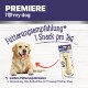 Ein Golden Retriever sitzt neben einer Kaustangenverpackung mit der Aufschrift "PREMIERE Kaustange." Der Text lautet "Fütterungsempfehlung* 1 Snack pro Tag."