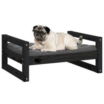 Ein Mops liegt auf einem stilvollen schwarzen Holzhaustierbett mit einem grauen Kissen, das Komfort und modernes Design zeigt.