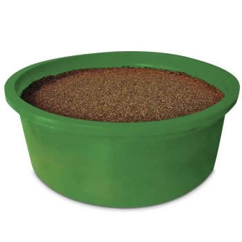 Grüne Kunststoff-Haustierfutterschale, gefüllt mit braunem Futter, seitlich betrachtet.