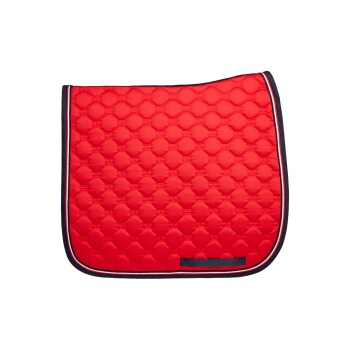 Rote, gesteppten Sattelunterlage mit hexagonalem Muster und marineblauen Akzenten, mit einem schwarzen Riemen an der Seite.