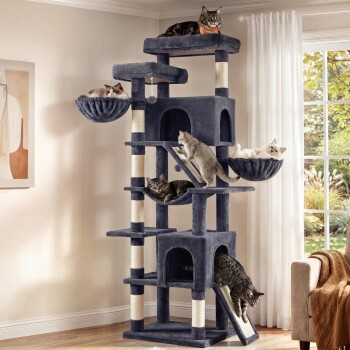 Grauer mehrstufiger Plüschkratzbaum mit Sisalstämmen und Hängematten in einem Wohnzimmer, mehrere Katzen liegen und klettern.