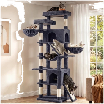 Grauer mehrstufiger Plüschkratzbaum mit Sisalstämmen und Hängematten in einem Wohnzimmer, mehrere Katzen liegen und klettern.