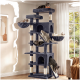 Grauer mehrstufiger Plüschkratzbaum mit Sisalstämmen und Hängematten in einem Wohnzimmer, mehrere Katzen liegen und klettern.