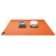 Zwei Hundenäpfe auf einer leuchtend orangefarbenen Matte, mit Holzständern, mit einem Logo für "SanoZoo" in der unteren linken Ecke.