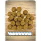 Ein Haufen kleiner, runder, brauner Haustierfutter-Kroketten auf einer Holzoberfläche, mit einem Lineal darunter, das bis zu 7 Zentimeter misst.