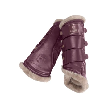 Zwei burgunderfarbene Pferdeboots mit einem weichen, cremefarbenen Fleece-Futter und Klettverschlüssen, mit dem Eskadron-Logo.