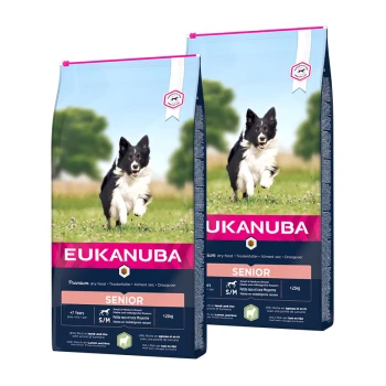 Zwei Säcke Eukanuba Senior Hundefutter für kleine bis mittelgroße Rassen, mit einem laufenden Hund auf der Vorderseite und Details über das Produkt.