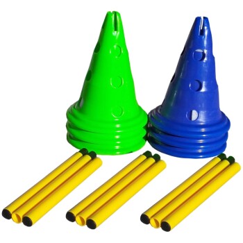 Grüne und blaue Trainingskegel mit Löchern, begleitet von gelben Agility-Stangen, ideal für Haustiertraining.