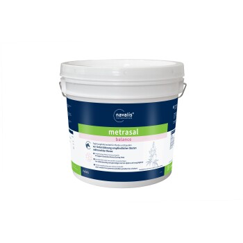 Weißer Eimer Navalis Metrasal Balance Pellets, ein Ergänzungsfuttermittel zur Unterstützung sensibler Stuten während der Läufigkeit, mit blau-grünem Etikett.