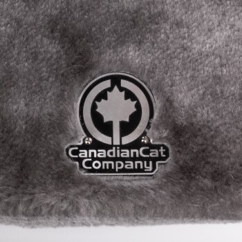 Logo der Canadian Cat Company auf einem weichen grauen Haustierbett, das ein stilisiertes Ahornblatt-Design zeigt.