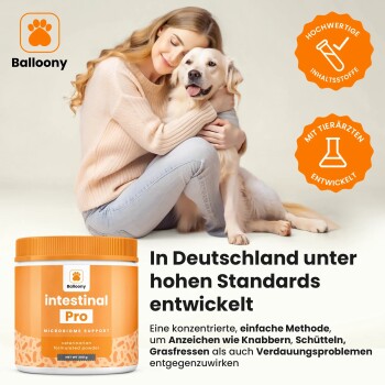Eine Frau hält einen Hund neben einem Behälter von Balloony Intestinal Pro, einem hochwertigen Mikrobiom-Unterstützungspulver für Haustiere, entwickelt in Deutschland.