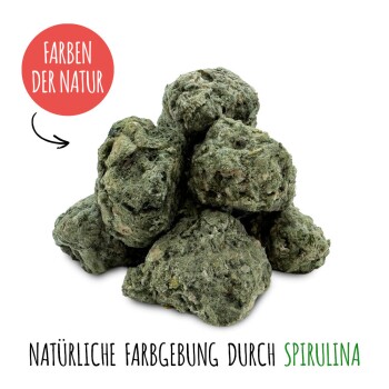 Grüne, mit Spirulina gefärbte Tierfutterbällchen mit Abzeichen 'FARBEN DER NATUR' und Text 'NATÜRLICHE FARBGEBUNG DURCH SPIRULINA'