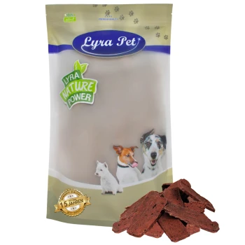 Lammfleischstreifen 1 kg Lyra Pet Hundeleckerlipackung mit einer Vielzahl von Hunden auf der Vorderseite, mit einem Haufen Leckerlis im Vordergrund.