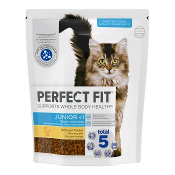 Katze Futterbeutel mit einer flauschigen Katze auf der Vorderseite, beschriftet mit "PERFECT FIT" und "unterstützt die Gesundheit des gesamten Körpers," "JUNIOR <1," und "Riche en Poulet."