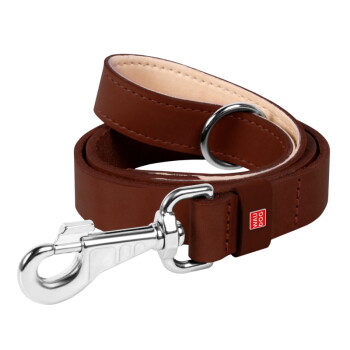 Bruine leren hondenriem met zilveren sluiting en D-ring, opgerold, rood label met tekst 'WAN DOG'.