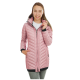Eine Frau trägt eine rosa gesteppte Jacke mit hohem Kragen und Reißverschluss, vor einem weißen Hintergrund stehend.