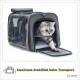 Eine graue Transportbox für Haustiere mit einer Katze, die aus dem Eingang herauskommt, mit Netzseiten und einem weichen Innenraum. Der Text lautet: "Maximale Stabilität beim Transport."