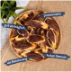 Eine Holzschüssel mit Hundeleckerlis, die auf Deutsch beschriftet ist: "gut verträglich," "hoher Proteingehalt," "als Belohnung," mit einer Pflanze im Hintergrund.