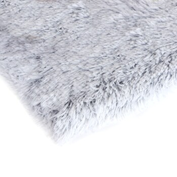 Weiche graue Haustierdecke mit flauschiger Textur, ideal, um Haustiere warm und bequem zu halten.