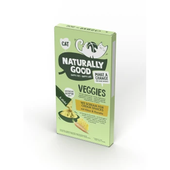 Verpackung für Katzenleckerlis mit der Aufschrift "Natürlich Gut" mit "Gemüse" und dem Slogan "We Scream for Cream Snacks" auf Deutsch, mit Bildern von Käse und Karotten.
