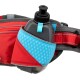 Eine Nahaufnahme einer roten Hüfttasche für Haustiere mit einer blauen Netztasche, die eine schwarze Wasserflasche mit einem Push-Pull-Verschluss hält.