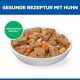 Schüssel mit stückigem Hundefutter mit Huhn, Karotten, Erbsen und Getreide; Text 'GESUNDE REZEPTUR MIT HUHN' und 'HERZHAFTES RAGOUT'.