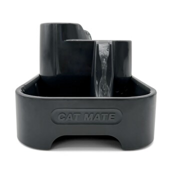 Ein schwarzer Katzenbrunnen mit einem fließenden Wassermerkmal, mit der Aufschrift "CAT MATE" auf der Vorderseite.