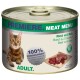 Blik kattenvoer met een tabby kat op de voorkant, gelabeld "Premiere Meat Menu," met "Rundvlees met Hert" en "100% Vers Vlees."