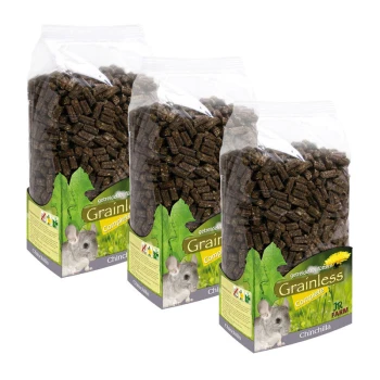 Drei transparente Beutel mit getreidefreiem Komplettfutter für Chinchillas, mit einem grünen Etikett, das eine Chinchilla-Grafik und Produktdetails zeigt.
