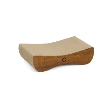 Ein gebogener Katzenkratzbaum mit einem Holzsockel und einer strukturierten Kratzfläche, entworfen für das Spielen und Kratzen von Haustieren.