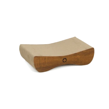 Ein gebogener Katzenkratzbaum mit einem Holzsockel und einer strukturierten Kratzfläche, entworfen für das Spielen und Kratzen von Haustieren.