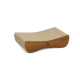 Ein gebogener Katzenkratzbaum mit einem Holzsockel und einer strukturierten Kratzfläche, entworfen für das Spielen und Kratzen von Haustieren.