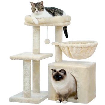 Cremefarbener Katzenbaum mit zwei Plattformen, einer gemütlichen Hängematte, einem Kratzbaum und einem baumelnden Ballspielzeug.