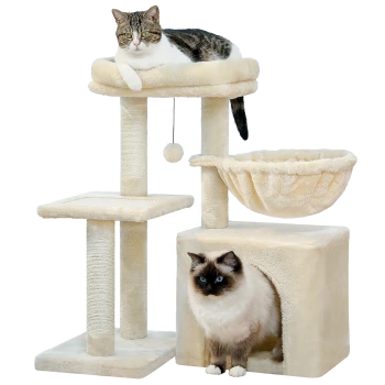 Cremefarbener Katzenbaum mit zwei Plattformen, einer gemütlichen Hängematte, einem Kratzbaum und einem baumelnden Ballspielzeug.