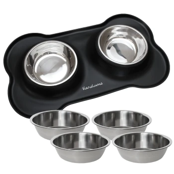Eine schwarze Futtermatte für Haustiere in Form eines Knochens mit zwei Edelstahlschüsseln oben, begleitet von vier zusätzlichen Edelstahlschüsseln.