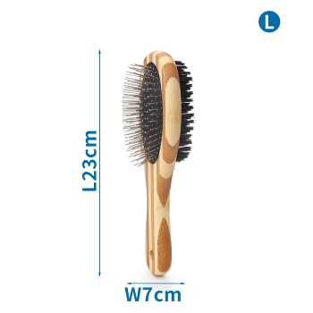 Eine große Haustierpflegebürste mit einem Holzgriff, mit Metallborsten auf einer Seite und Nylonborsten auf der anderen, misst 23 cm mal 7 cm.