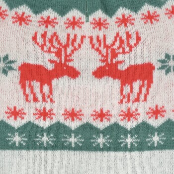 Cremefarbener gestrickter Haustierpullover mit zwei roten einander zugewandten Rentieren, roten Schneeflocken und grünem Schneeflockenrand.