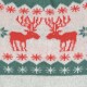 Cremefarbener gestrickter Haustierpullover mit zwei roten einander zugewandten Rentieren, roten Schneeflocken und grünem Schneeflockenrand.
