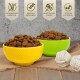 Zwei Schalen mit Trockenfutter, eine gelbe und eine grüne, beschriftet mit "Getreidefrei," "Hoher Proteingehalt," "Kein Zuckerzusatz," und "Vitamine A, E, D₃."