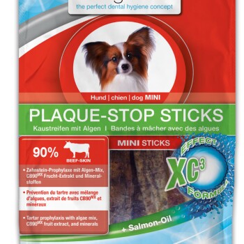 Opakowanie "Plaque-Stop Sticks" dla psów, z papillonem. Twierdzi, że zapobiega powstawaniu kamienia nazębnego z użyciem skóry wołowej, alg, ekstraktu z owoców i minerałów.