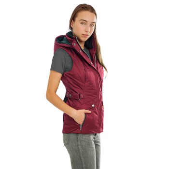 Eine Frau trägt eine stilvolle kastanienbraune ärmellose Weste mit Kapuze, kombiniert mit einem grauen Shirt und Jeans, und steht selbstbewusst.