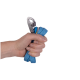 Eine Hand, die eine blaue Haustierleine mit einem Metallclip hält, zeigt die Textur und das Design der Leine.