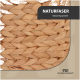 Nahaufnahme von gewebtem Naturfaser-Material mit der Aufschrift "NATURFASER Wasserhyazinthe," das eine hellbraune Textur zeigt.