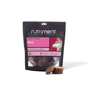 Schwarze wiederverschließbare Tüte von Nutriment Natural Treats ‚Gourmet-Burgers Wild‘ mit Husky-Porträt und gestapelten runden Hundeleckerli.